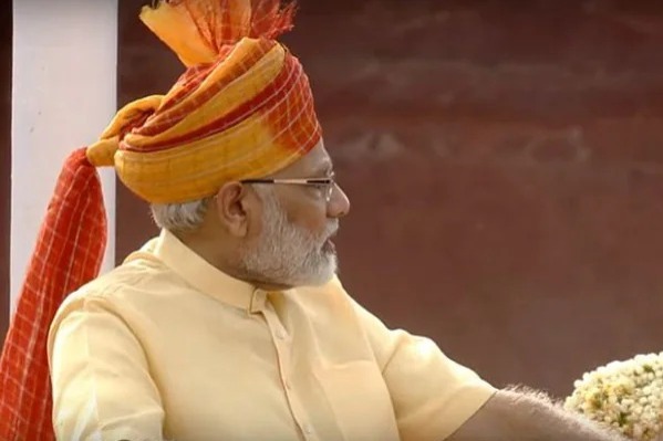 ২০১৮: লাল ও গেরুয়া রঙের পাগড়ি বেছে নিয়েছিলেন, যা তাঁর সাদা কুর্তার সঙ্গে দারুণ মানিয়েছিল।